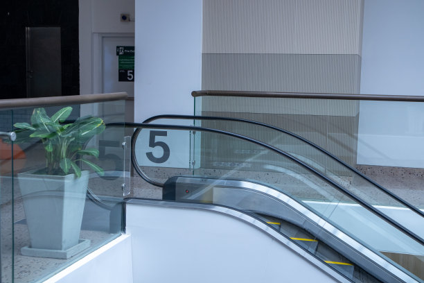 商场里的现代电动扶梯图片下载