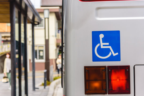 轮椅标志，残疾人，残疾人和残疾人在快门巴士上。图片下载