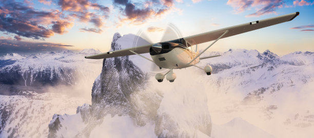 飞机飞越加拿大山地景观。探险旅游概念图片下载