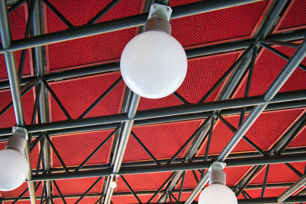 复古设计的红色天花板照明图片下载