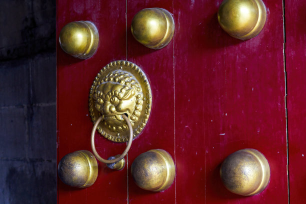 中国古代大木门门环特写图片下载