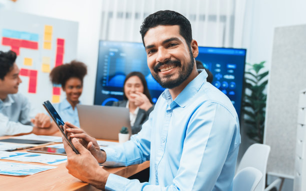 肖像的快乐和微笑的商人在办公室会议。康科德图片下载