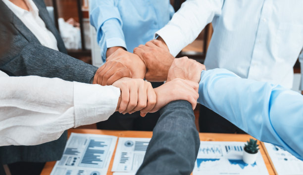 在公司办公室里，形形色色的职员手拉手围成一圈。康科德图片下载