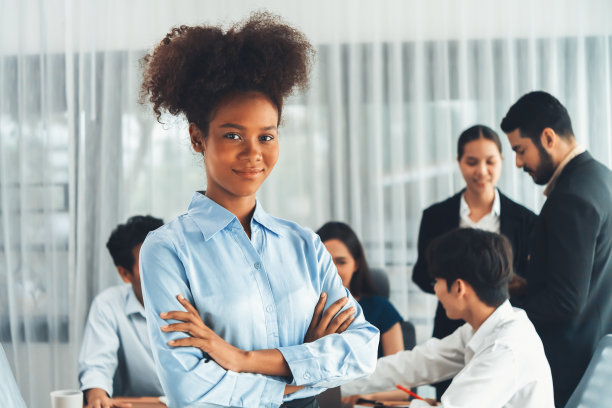 年轻的非洲女商人在繁忙的会议室里自信地摆姿势。康科德图片下载