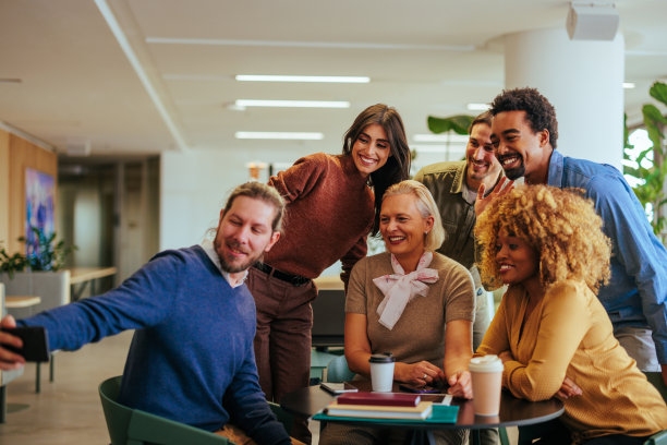 同事们在办公室休息时自拍。图片下载