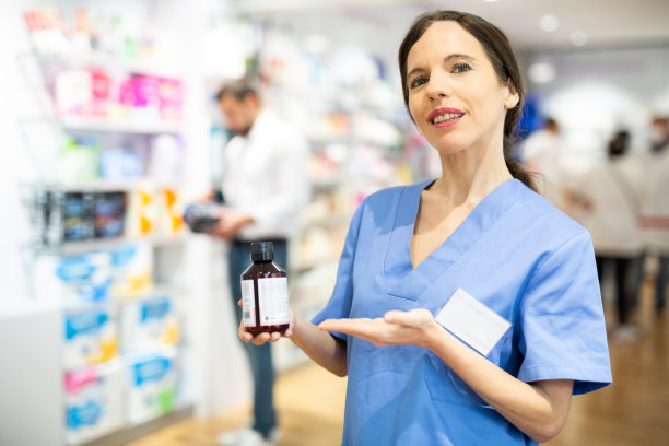 女药剂师提供产品，在药店工作图片下载
