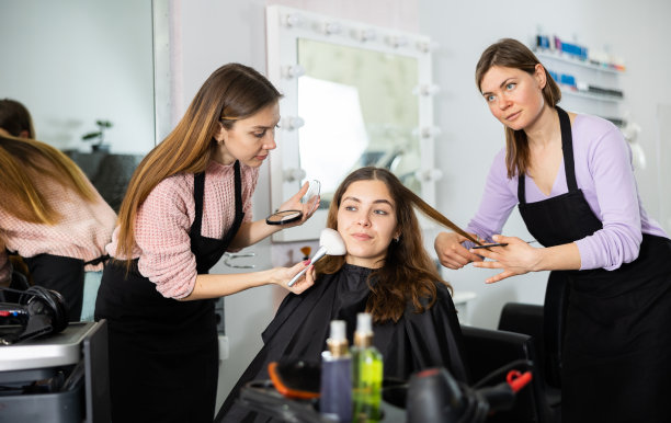 年轻女子到美容院做发型和化妆图片下载