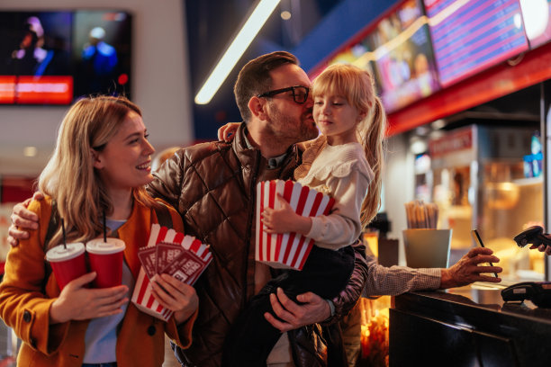 快乐的一家人去看电影。图片下载
