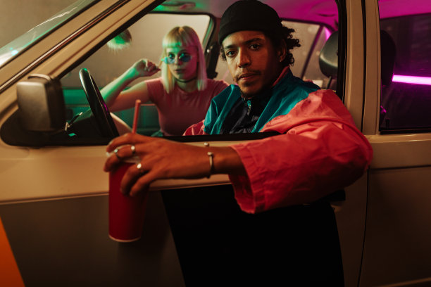 老夫妇在车里。图片下载