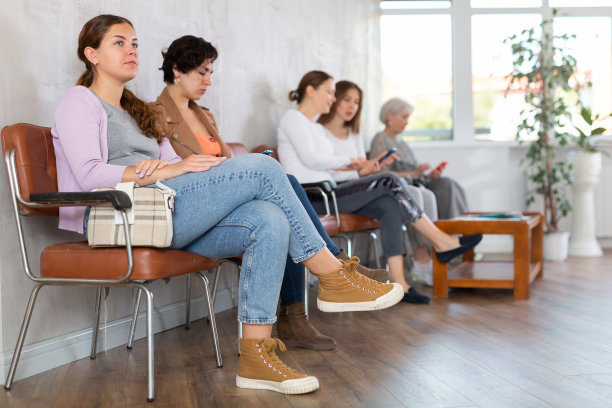 年轻女孩坐在公务员大楼大厅里图片下载