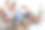 年轻女孩坐在公务员大楼大厅里图片下载