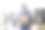 戴着口罩和手术服的医生通过笔记本电脑检查x光扫描图片下载