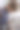 孩子用放大镜检查玻璃杯里的水。孩子。图片下载