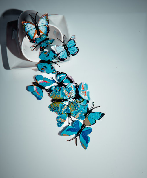 一杯咖啡，蝴蝶坐在杯子上，蝴蝶和咖啡，蝴蝶坐在杯子上。它旁边有一杯咖啡图片下载