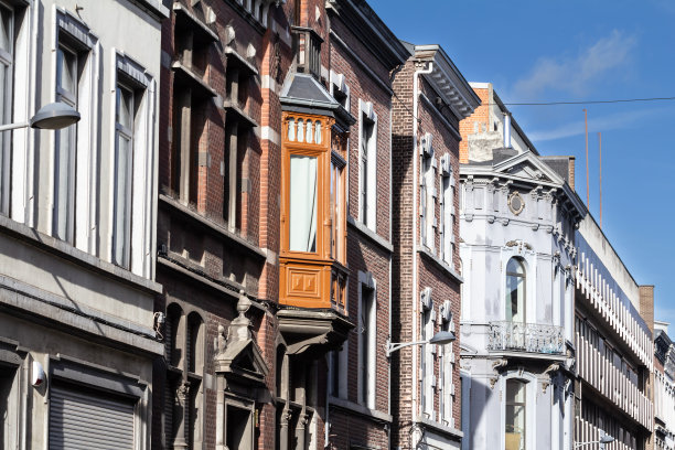 在列日市中心一条腐朽的街道上，一家房地产公司准备对老建筑立面上的阳台和窗户进行选择性模糊处理图片下载