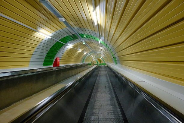 意大利翁布里亚spoleto地区用于减少污染的地下人行隧道图片下载