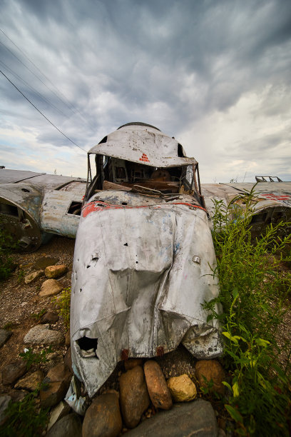 坠毁飞机上空阴云密布的天空图片下载