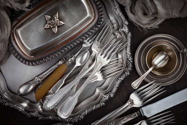 食物用的银器。图片下载