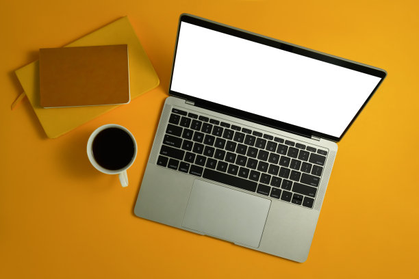 上面是笔记本电脑的空白显示，记事本和一杯咖啡在黄色的背景。图片下载