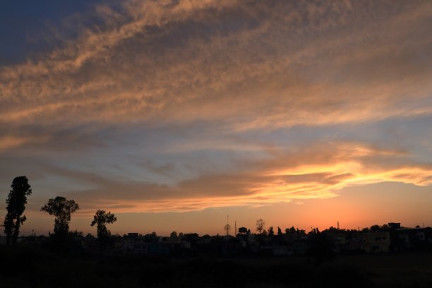 德拉敦市的日落图片下载