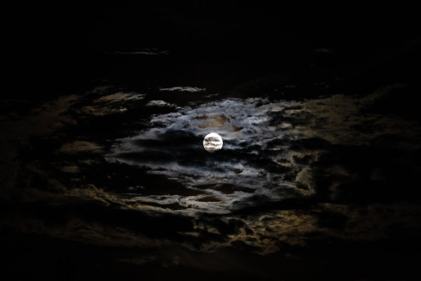 2023年四月的逾越节满月，有云的满月图片下载