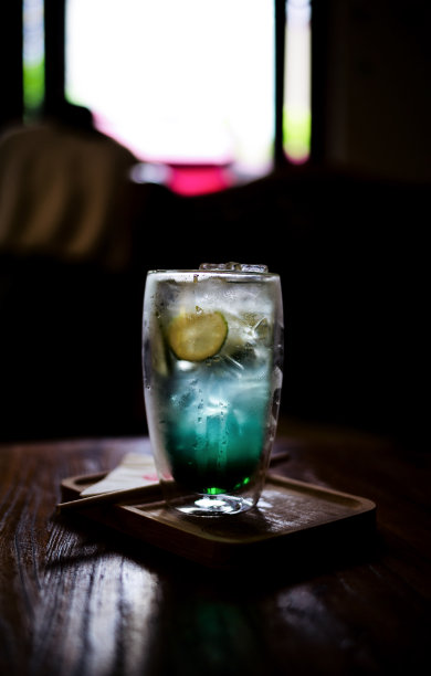 咖啡馆里的蓝色苏打水图片下载