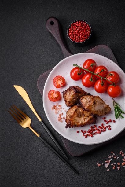 美味的烤肉串配上香料和香草图片下载