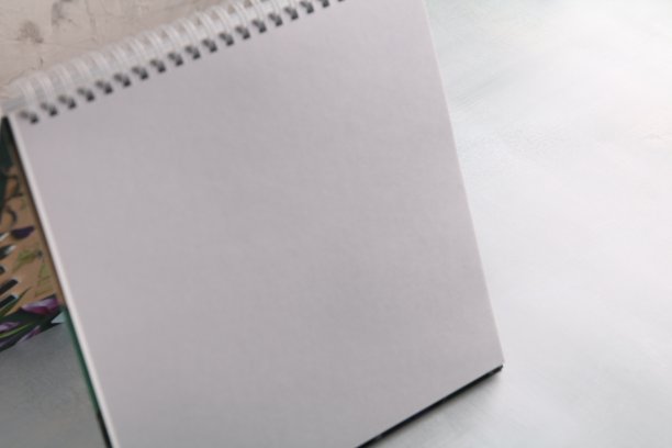 从侧面看桌子上的写生本图片下载