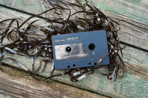 古老的木制背景上的老式录音带。图片下载