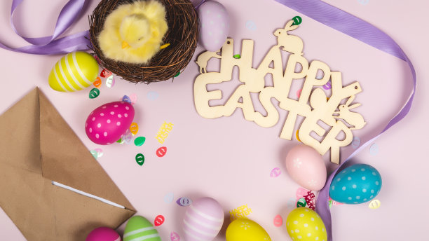 彩色复活节彩蛋和小鸡。复活节卡片图片下载