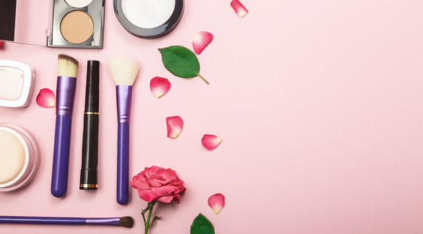 化妆和美容产品排列在淡粉色的背景上。平的。美丽的概念图片下载