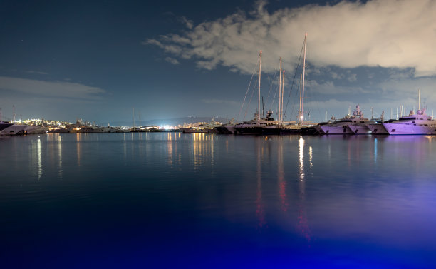 许多船只在夜晚停泊在爱琴海的希腊雅典码头上图片下载
