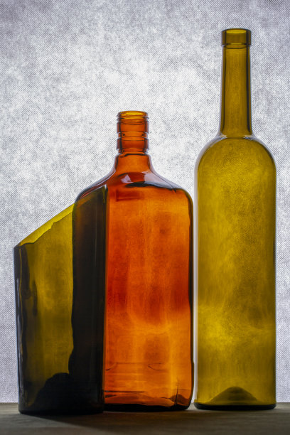 静物与玻璃物体在灰色背景图片下载