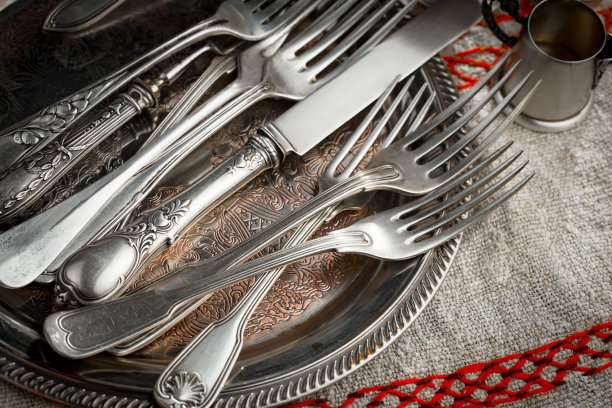 食物用的银器。图片下载