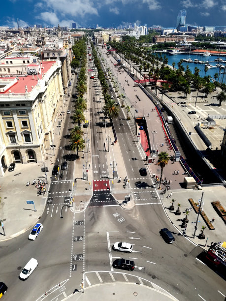 海边的主街，从克里斯托弗·哥伦布纪念碑拍摄图片下载