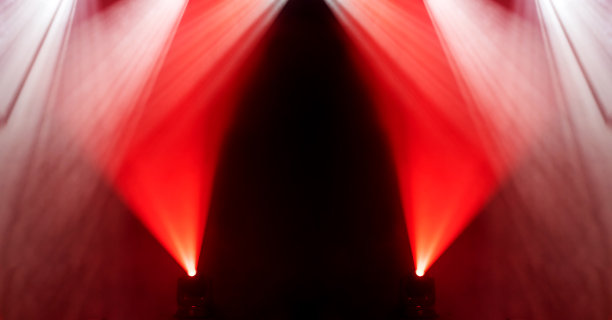 灯光在自由的舞台上，现场有红色的聚光灯图片下载