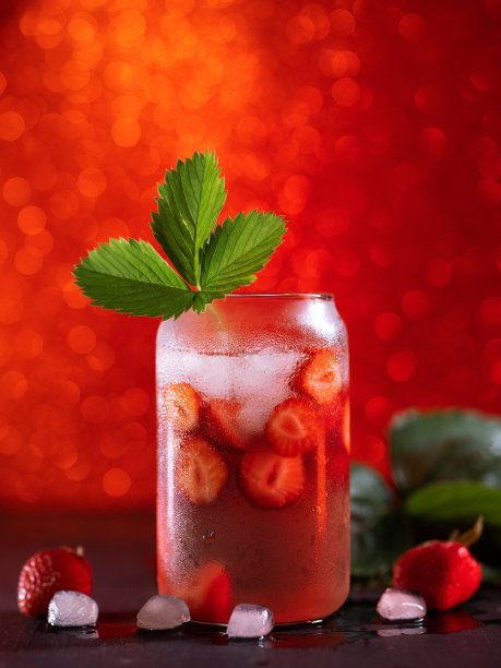 红色背景的草莓冷柠檬水。一杯汤力水或鸡尾酒图片下载