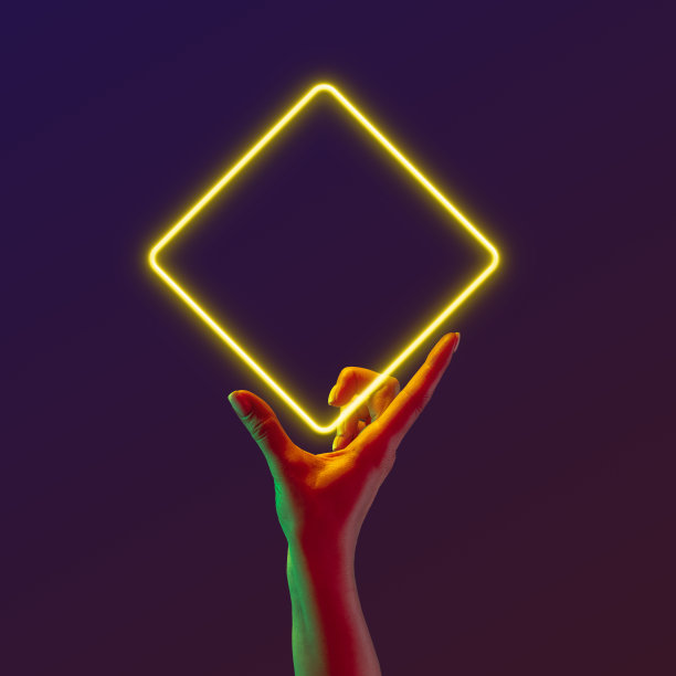 肖像与人的手拿着霓虹灯框架，发光的广场在霓虹灯抽象最小的紫色背景。几何图形图片下载