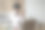 年轻的女玩家带着虚拟现实眼镜在工作中玩模拟游戏图片下载