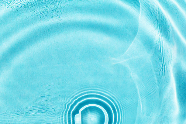 浅蓝色水面上的圆圈图片下载