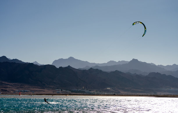 冲浪者在红海岸边用帆冲浪图片下载