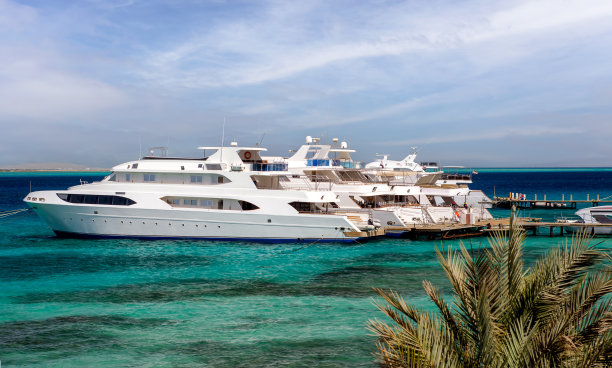 埃及红海上的几艘船只图片下载