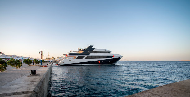 埃及红海沿岸的堤坝街道，有船只，无人图片下载