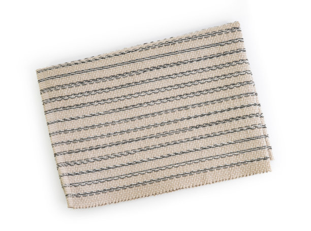 白色背景上孤立的条纹厨房毛巾，俯视图。蓝色和白色条纹纺织品餐巾折叠在白色背景。食物造型元素库存照片图片下载