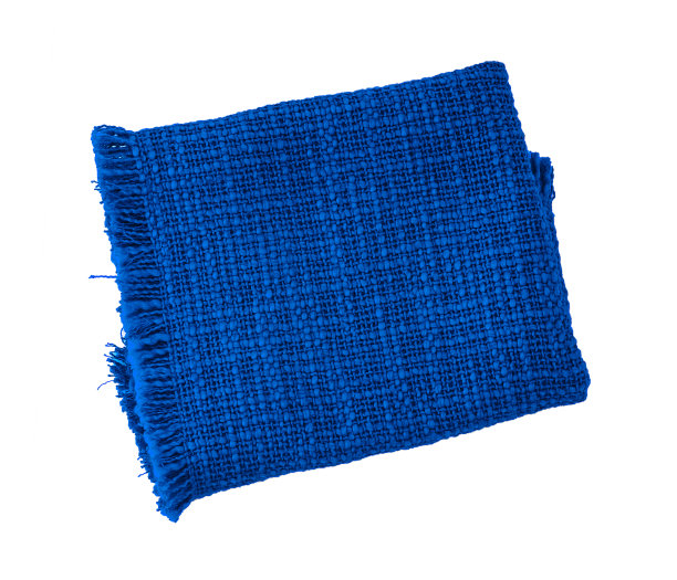 白色背景上孤立的条纹厨房毛巾，俯视图。条纹蓝色纺织品餐巾折叠在白色背景。食物造型元素库存照片图片下载