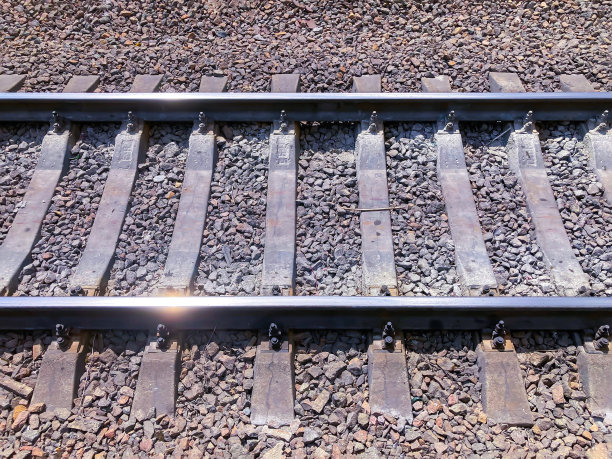 铁路轨道的特写视图。Rails近景视图。铁路枕木和铁轨特写。铁螺栓和连接。铁路的背景。铁路道口。图片下载