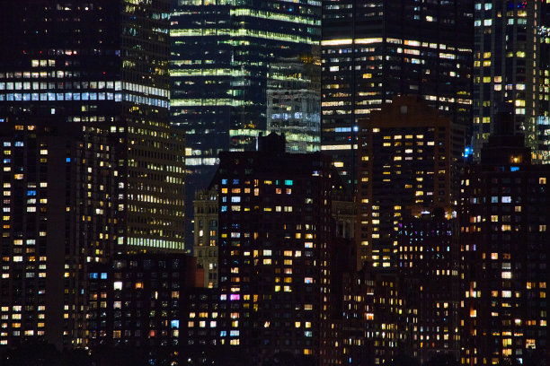 纽约市摩天大楼夜间灯光细节图。jpg图片下载
