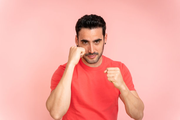 一名男子在摄影棚里展示拳头。图片下载