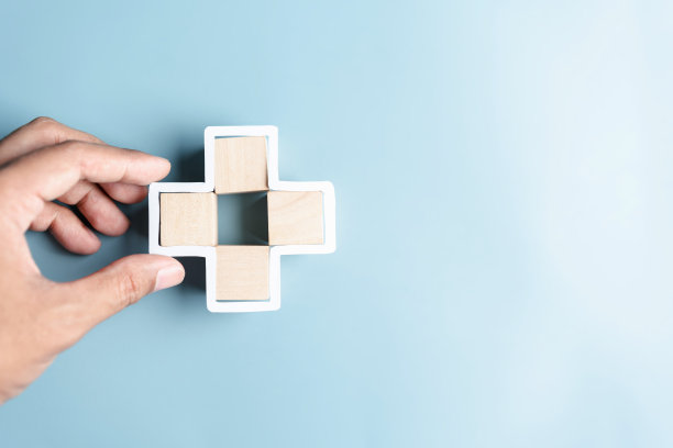 健康保险概念。手持加和保健的医疗图标，获得健康和福利的健康理念。图片下载