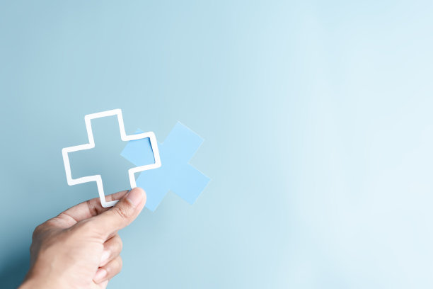 健康保险概念。手持加和保健的医疗图标，获得健康和福利的健康理念。图片下载